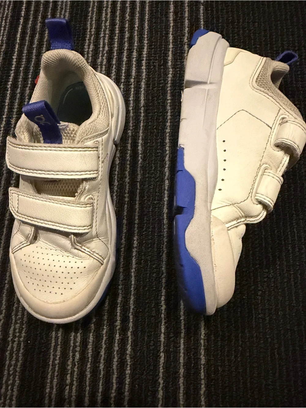 ON Juniors' The Roger Shoes White and Indigo unisex tennis shoes size 10.5
